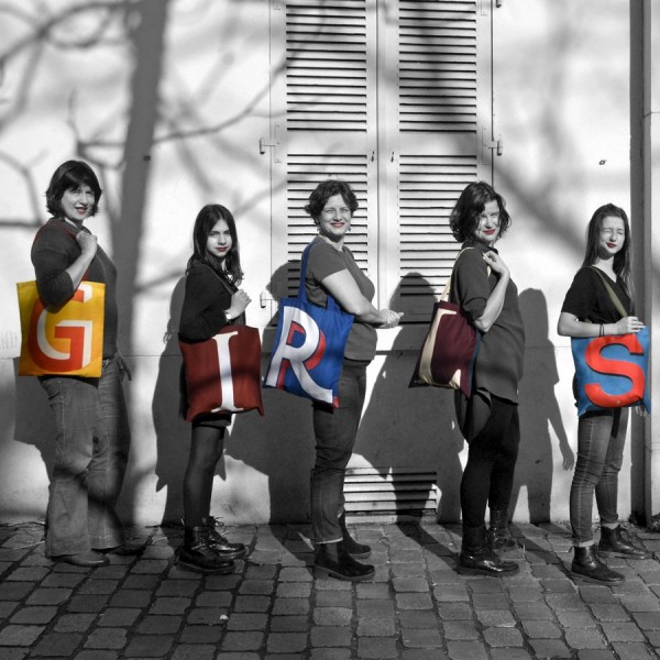 5 girls in the street each carrying an initial bag forming the word GIRLS - Maron Bouillie shopping bag made in France 5 girls in the street each carrying an initial bag forming the word GIRLS - Maron Bouillie shopping bag made in France