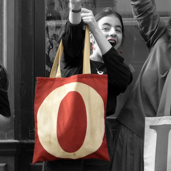 Sac lettre O porté par une jeune fille dans la rue - Sac fourre tout personnalisé Maron Bouillie
