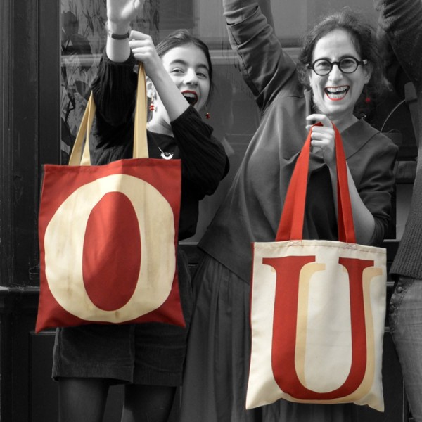 2 filles dans la rue portant chacune un sac initiale O ET U - Sac shopping Maron Bouillie made in france