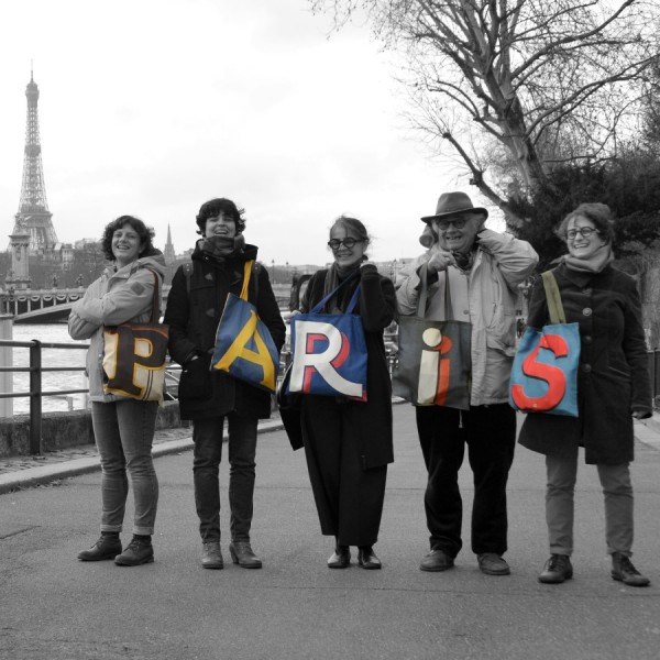 5 personnes dans la rue à Paris portant chacune un sac initiale formant le mot PARIS - Sac shopping Maron Bouillie