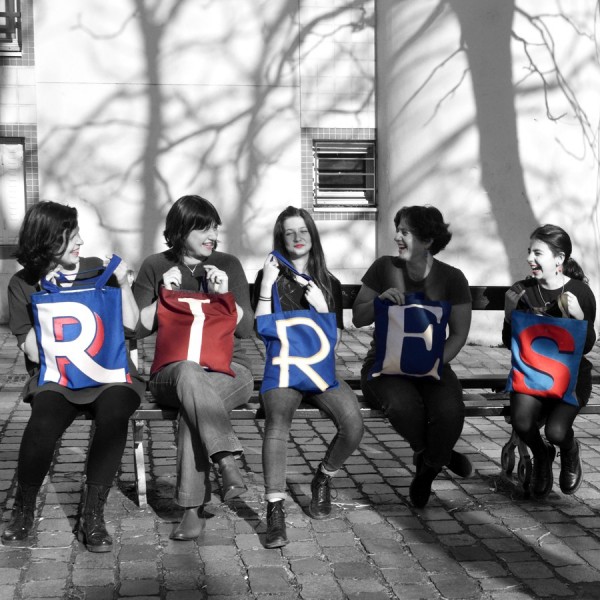 5 girls sitting on a bench each carrying an initial bag forming the word RIRES - Maron Bouillie shopping bag made in France