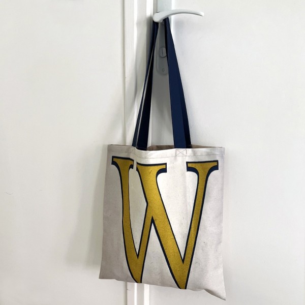 Sac lettre W accroché à une porte - Sac fourre tout personnalisé Maron Bouillie