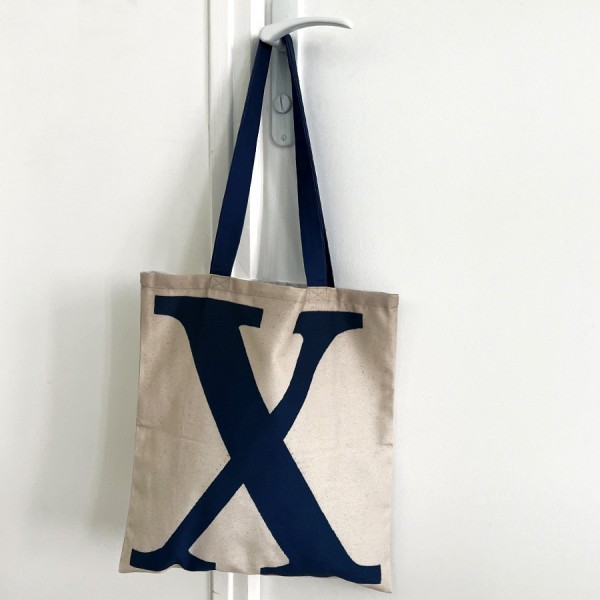 Sac lettre X accroché à une porte - Sac fourre tout personnalisé Maron Bouillie