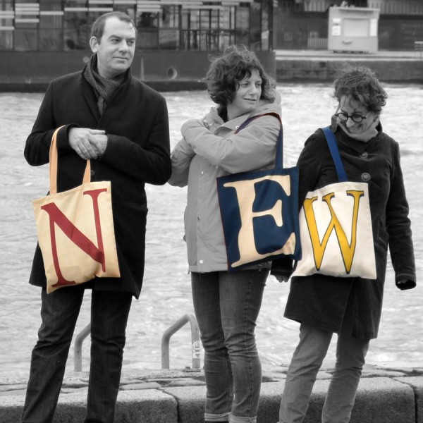 3 personnes dans la rue portant chacune un sac initiale formant le mot NEW - Sac shopping Maron Bouillie made in france