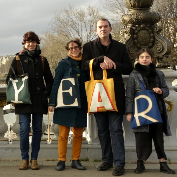 4 personnes dans la rue portant chacune un sac initiale formant le mot YEAR - Sac shopping Maron Bouillie made in france