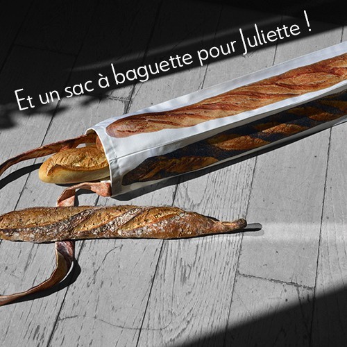 Sac à baguette imprimé de photos de 4 baguettes ; posé avec une vraie baguette à l'intérieur - Sac à pain made in France