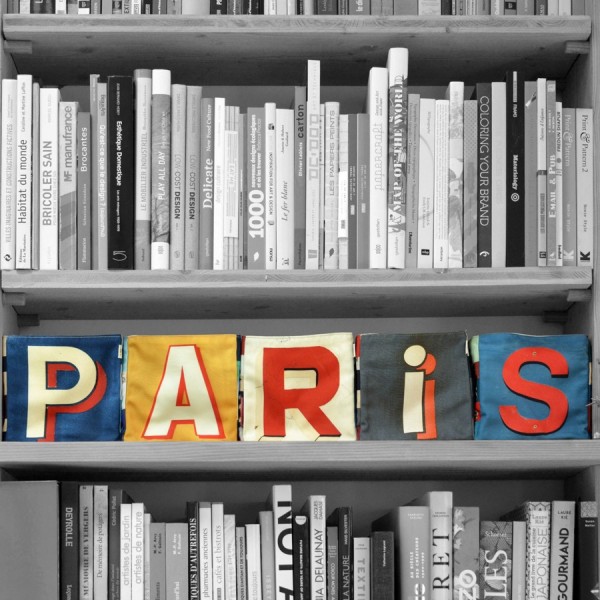 Paniers de rangement lettres de Maron Bouillie dans une bibliothèque formant le mot PARIS