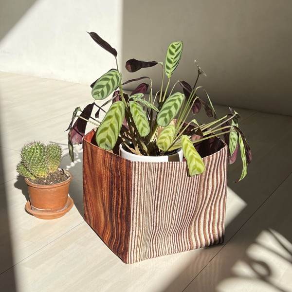 Fabric plant pot printed with photos of wood placed on a table - Maron Bouillie made in France Fabric plant pot printed with photos of wood placed on a table - Maron Bouillie made in France