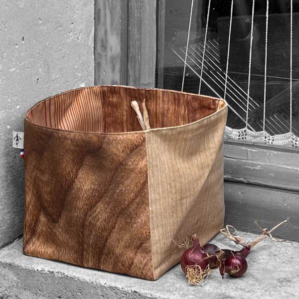 Empty pocket in fabric printed with photo of wood used for storage of onions - Maron Bouillie made in France Empty pocket in fabric printed with photo of wood used for storage of onions - Maron Bouillie made in France