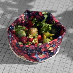 Corbeille Fruits rouges sur du carrelage remplie de fruits variés - Maron Bouillie made in France