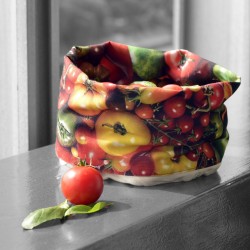 Corbeille fruit tomates remplie de vraies tomates sur un rebord de fenêtre - Maron Bouillie made in France
