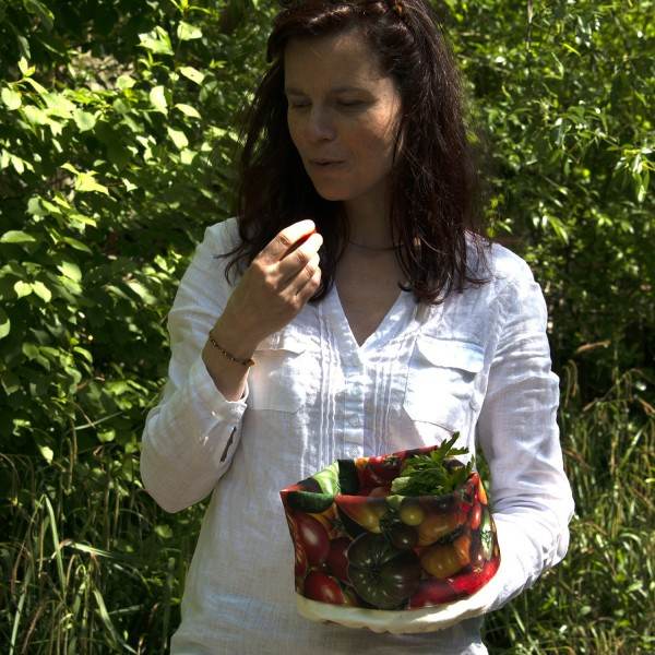 Woman in a garden with the fruit basket printed with photos of tomatoes by Maron Bouillie Woman in a garden with the fruit basket printed with photos of tomatoes by Maron Bouillie