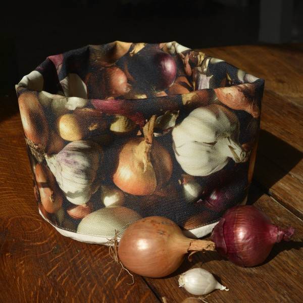 Vegetable Fabric basket printed onions placed on a table with real onions - Maron Bouillie made in France Vegetable Fabric basket printed onions placed on a table with real onions - Maron Bouillie made in France