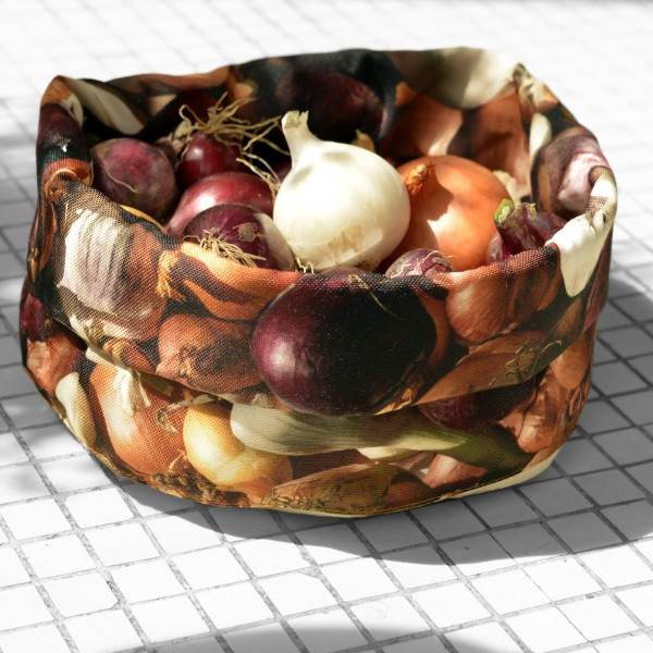 Onion vegetable basket filled with real vegetables placed on tiles - Maron Bouillie made in France Onion vegetable basket filled with real vegetables placed on tiles - Maron Bouillie made in France