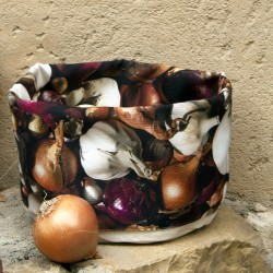 Onion vegetable basket filled with real vegetables placed on tiles - Maron Bouillie made in France 2