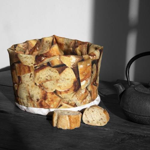Corbeille de pain imprimée baguette posée dur une table avec une théière - made in France Maron Bouillie Paris