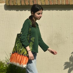 Grand sac de course légume Carottes porté par une jeune fille - Sac de shopping Maron Bouillie