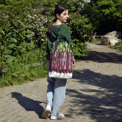 Grand sac de course légume Betteraves porté par une jeune fille - Sac de shopping Maron Bouillie 2