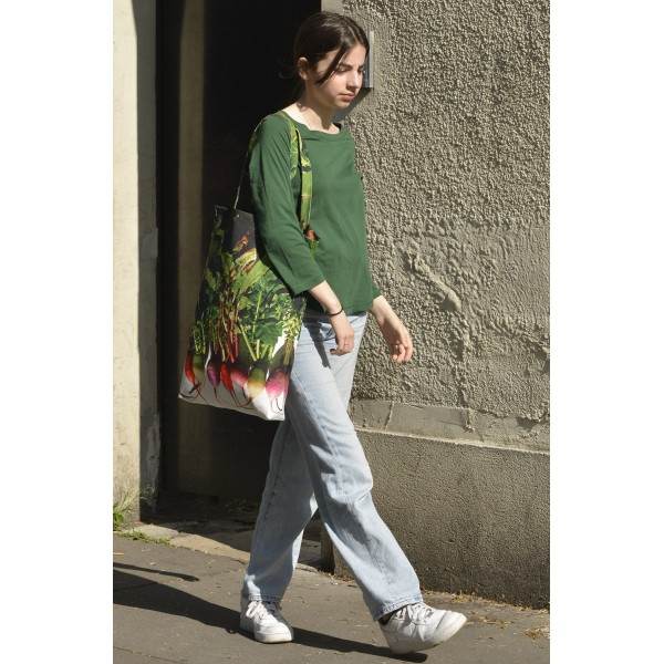 Young girl walking with the Maron Bouillie Winter radishes vegetable shopping bag.