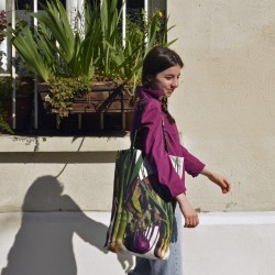 Young girl carrying the Maron Bouillie large June vegetables shopping bag 2
