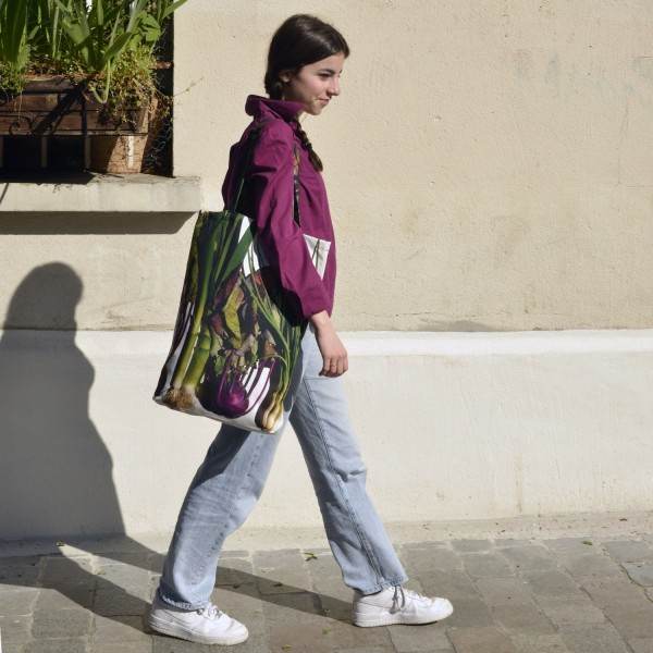 Young girl walking with the Maron Bouillie June vegetables market tote bag.