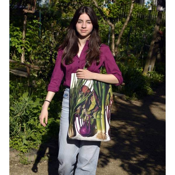 Young girl walking in a garden with the Maron Bouillie large June vegetables shopping bag.