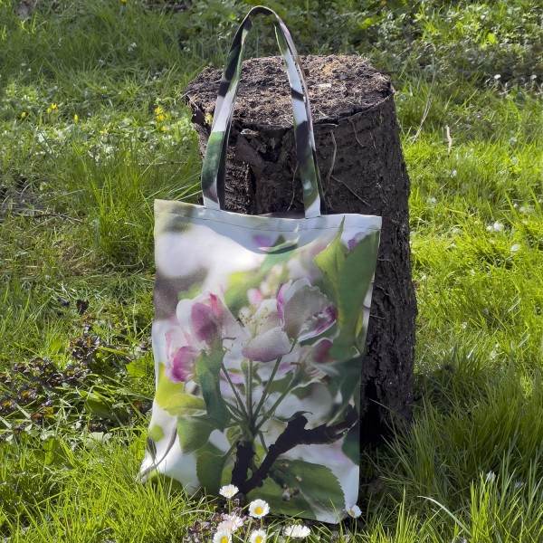 Sac fleuri modèle fleurs de Pommier posé dans l'herbe sur une souche d'arbre - Tote bag en tissu de Maron Bouillie Sac fleuri modèle fleurs de Pommier posé dans l'herbe sur une souche d'arbre - Tote bag en tissu de Maron Bouillie