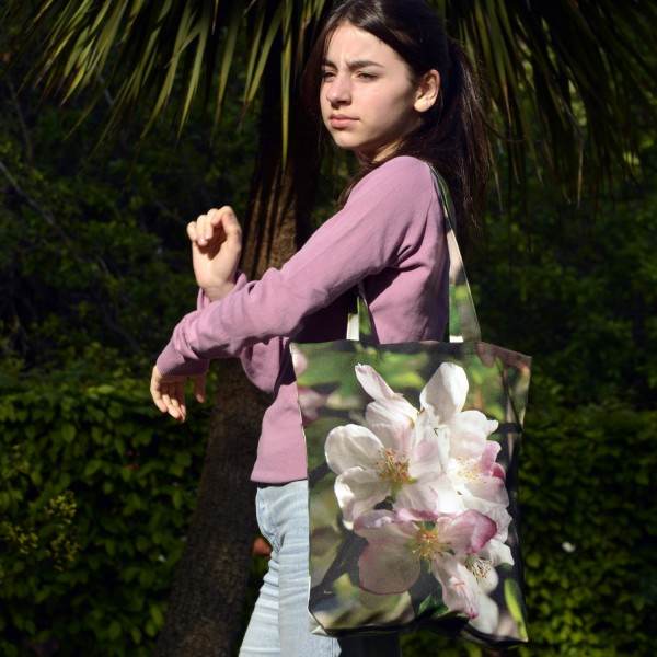 Jeune fille dans un jardin avec le sac fleur modèle Pommier de Maron Bouillie - made in France Jeune fille dans un jardin avec le sac fleur modèle Pommier de Maron Bouillie - made in France