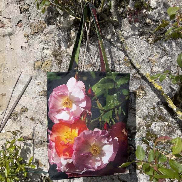 Sac fleuri modèle Roses posé devant un vieux mur - Tote bag en tissu de Maron Bouillie made in France