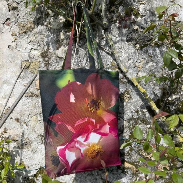 Tote bag Fleur Roses posé devant un mur de jardin - Sac de créateur impression fleuris de Maron Bouillie made in France