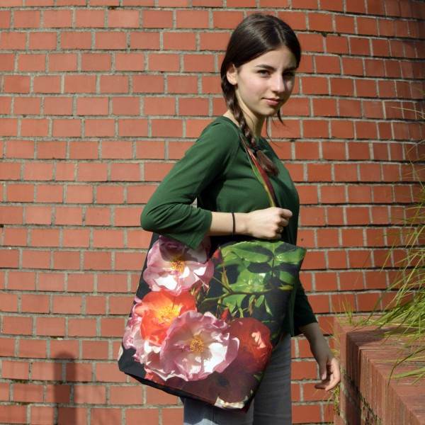 Young girl in front of a brick wall wearing the Rose de France Flower Bag by Maron Bouillie - Made in France Young girl in front of a brick wall wearing the Rose de France Flower Bag by Maron Bouillie - Made in France