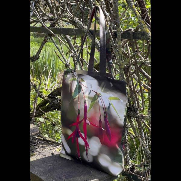 Sac fleuri modèle Fuchsia Royal posé sur un banc de jardin - Tote bag en tissu de Maron Bouillie made in France