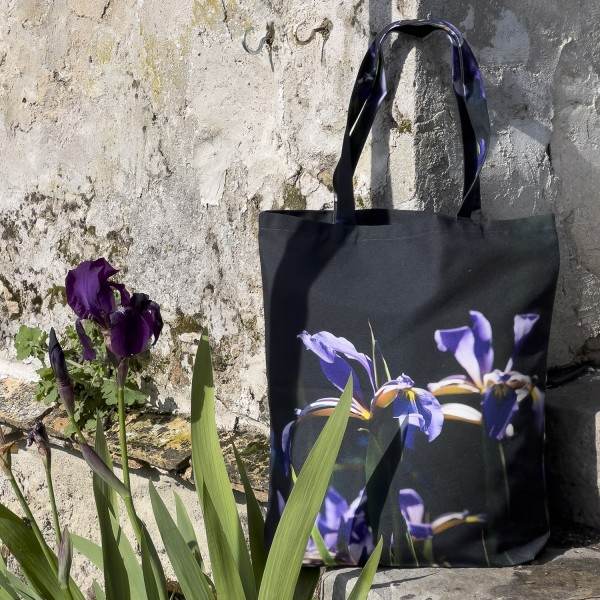 Tote bag Fleur Iris posé sur un escalier en pierre  - Sac de créateur impression fleuris de Maron Bouillie made in France