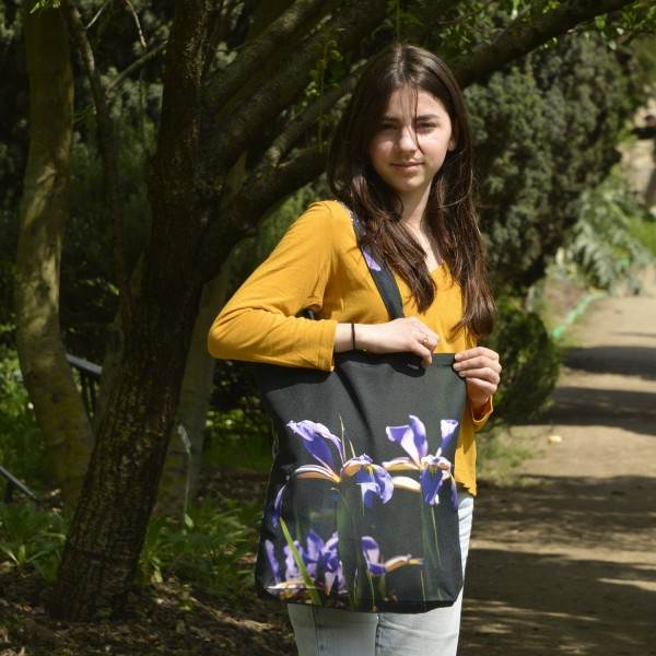 Jeune fille dans un jardin portant le sac fleur modèle Iris de Maron Bouillie - made in France