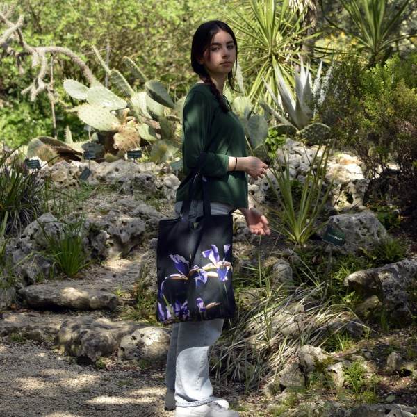 Jeune fille dans un jardin portant le tote bag fleuri modèle iris de Maron Bouillie made in France