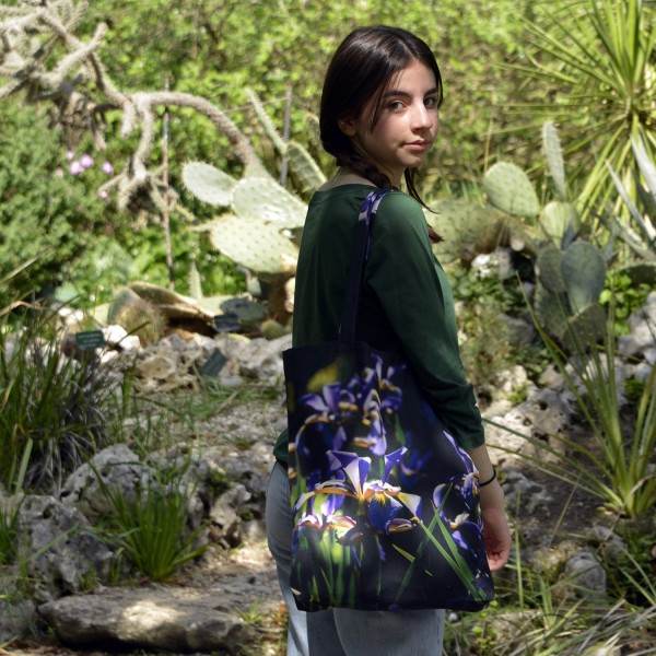 Jeune fille dans un jardin portant le tote bag fleuri modèle iris de Maron Bouillie made in France
