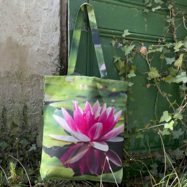 Tote bag Fleur Nénuphar accroché à une porte verte - Sac de créateur impression fleuris de Maron Bouillie made in France