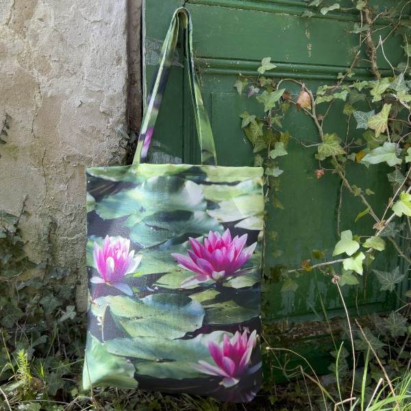 Sac fleuri modèle Nénuphar accroché à une porte verte - Tote bag en tissu de Maron Bouillie made in France