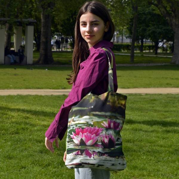 Jeune fille dans un jardin portant le sac fleur modèle Nénuphar de Maron Bouillie - made in France