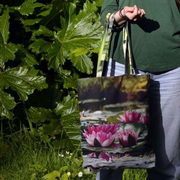 Détail du tote bag design imprimé motif fleurs de Nénuphar de Maron Bouillie made in France