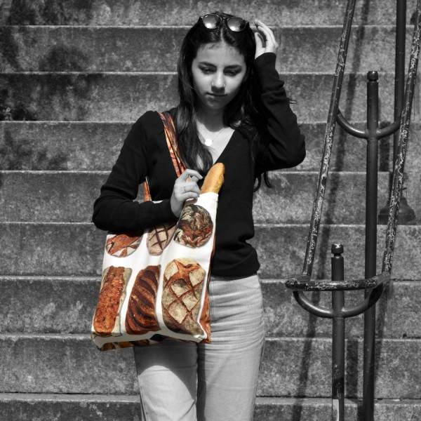French bread bag on the shoulder of a young girl going down a staircase - Tote bag made in France - Maron Bouillie Paris French bread bag on the shoulder of a young girl going down a staircase - Tote bag made in France - Maron Bouillie Paris