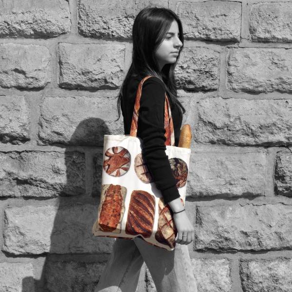 Sac à Pain Maron Bouillie porté par jeune fille - Tote bag en tissu made in France