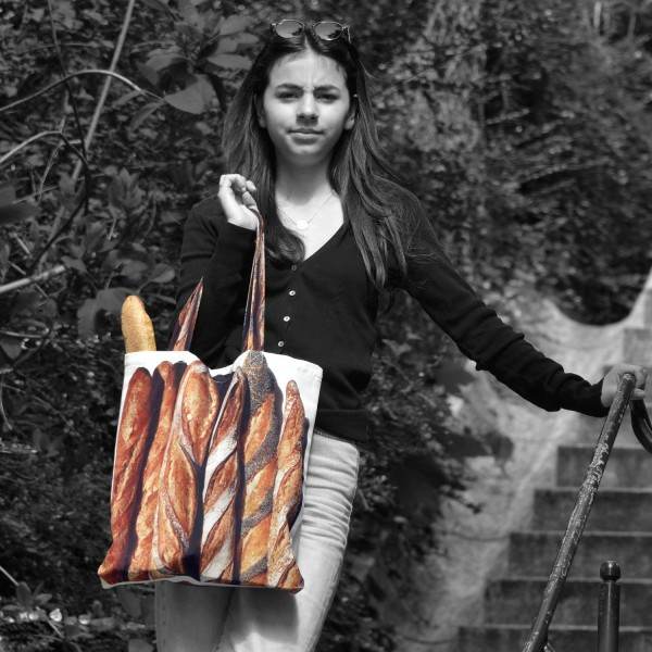 Jeune fille avec le sac à pain Maron Bouillie côté baguettes. Tote bag made in France