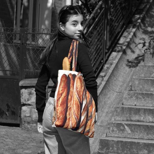 Sac à Pain en tissu porté à l'épaule par une jeune fille - Tote bag made in France - Maron Bouillie Paris