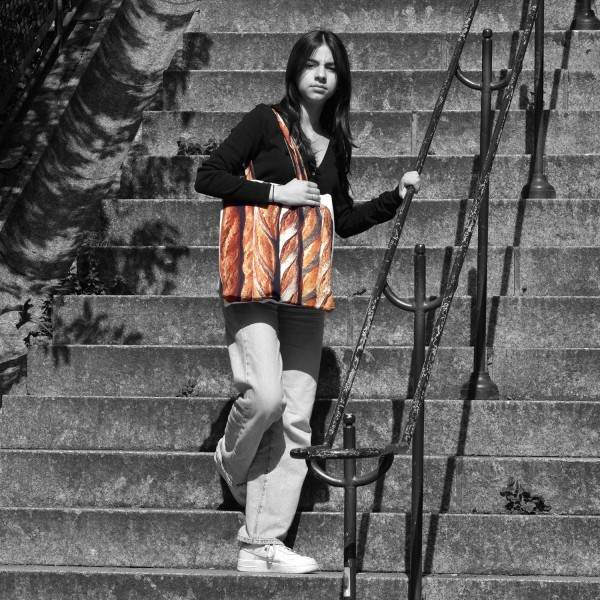 Sac à Pain baguettes porté par une jeune fille qui descend un escalier - Tote bag Maron Bouillie made in France