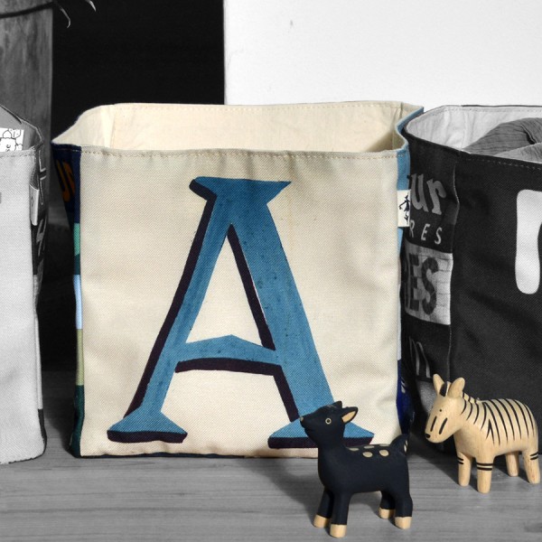 Panier de rangement lettre A en situation avec des petits animaux en bois - Maron Bouillie made in France