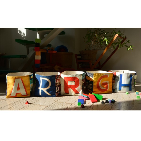Panier de rangement lettre de Maron Bouillie au milieu de jouets formant le mot ARRGH