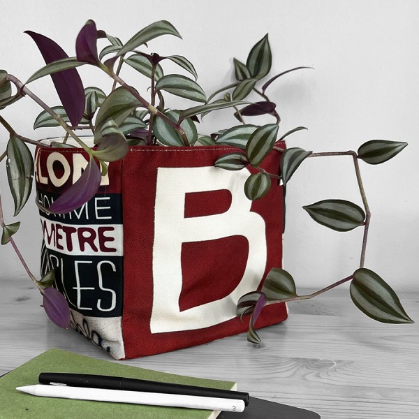 Panier de rangement lettre B utiliser en cache pot avec plante sur une table  - Maron Bouillie made in France Panier de rangement lettre B utiliser en cache pot avec plante sur une table  - Maron Bouillie made in France