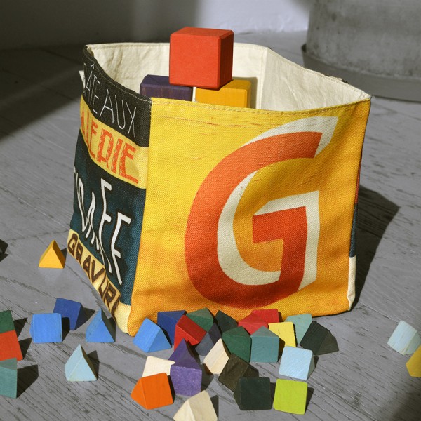 Panier de rangement lettre G rempli de cubes en bois de couleurs  - Maron Bouillie made in France