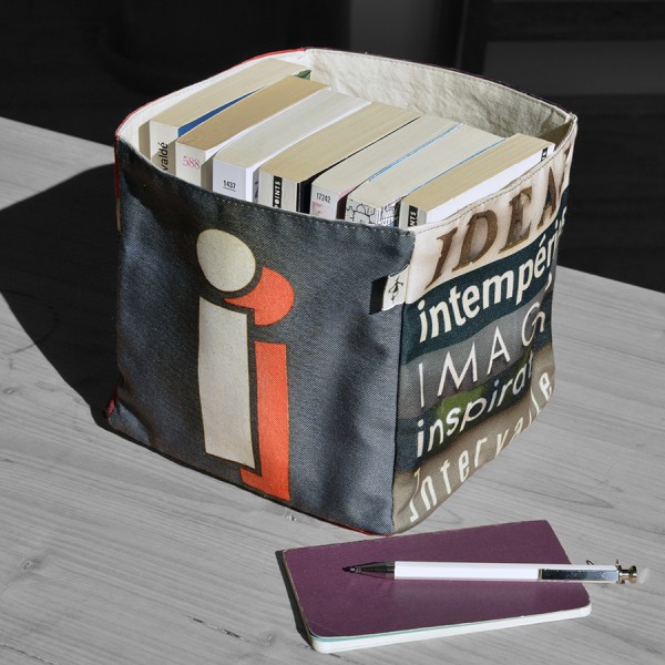 Panier de rangement lettre I rempli de livres  - Maron Bouillie made in France